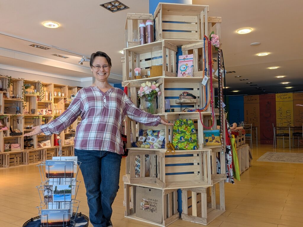 Die strahlende Loungebesitzerin Sissi Steuerwald präsentiert Waren regionaler Manufakturen in ihrer Lounge.