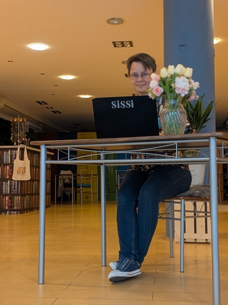 Autorin Sissi sitzt in der Literatur- und Kulturlounge und schreibt beim Co-Working ihren neuen Roman.
